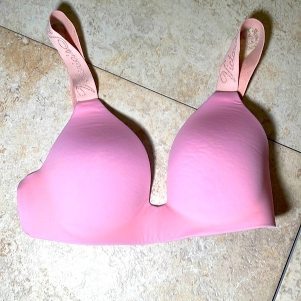 Victoria Secret’s T-Shirt Smooth Logo Strap Lightly Lined Non Wired ombré